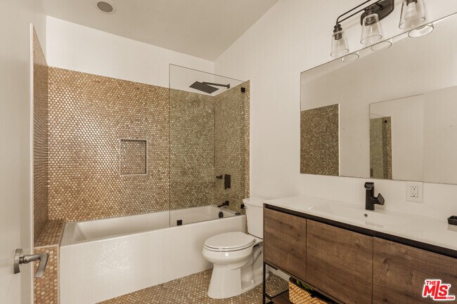 Building Photo - 1406 1/2 N Kenter Ave