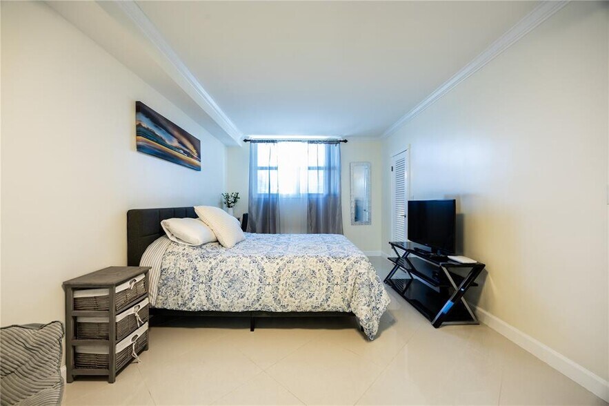 Building Photo - 3001 S Ocean Dr