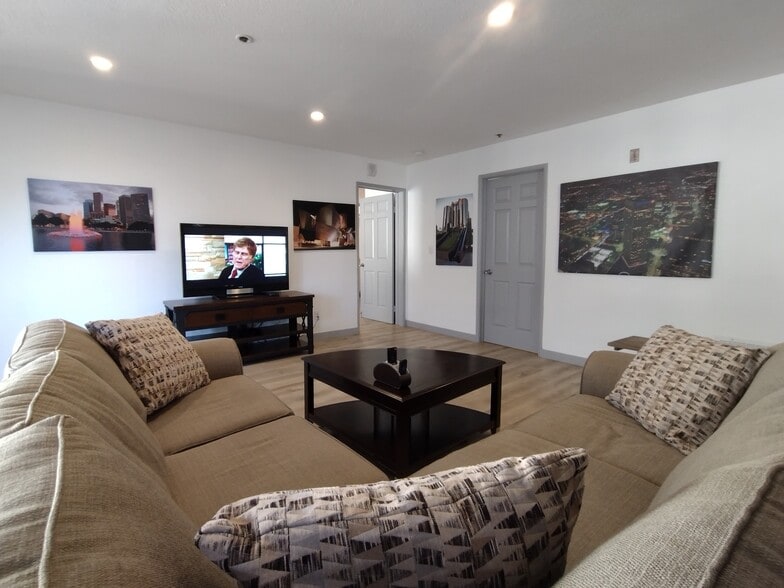 Living room - 121 S Hope St