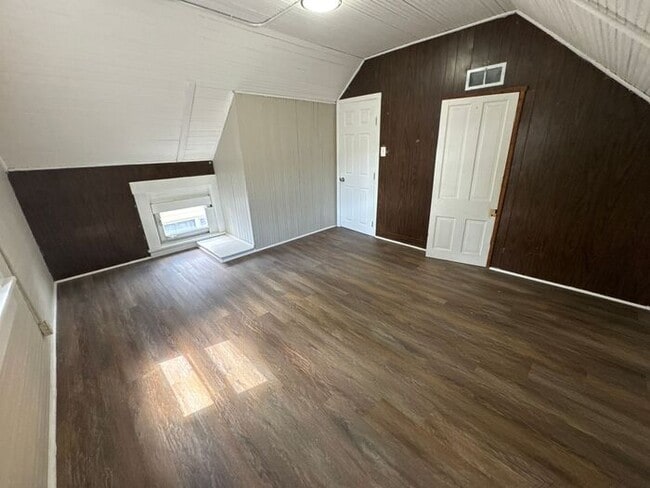 Building Photo - Beautifully renovated with mother in law s...