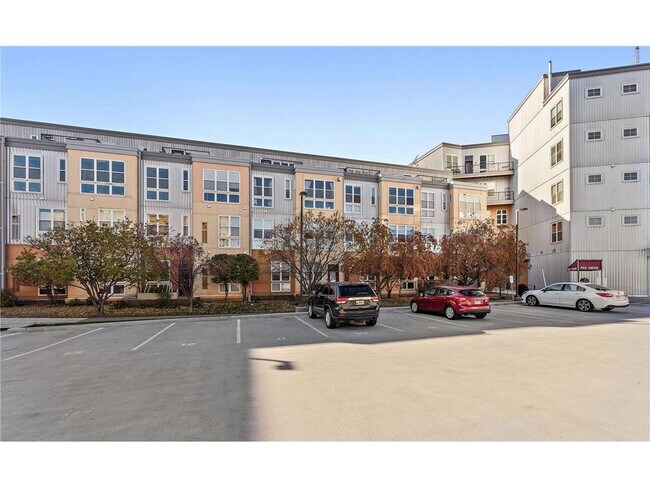 Building Photo - 2650 University Ave W