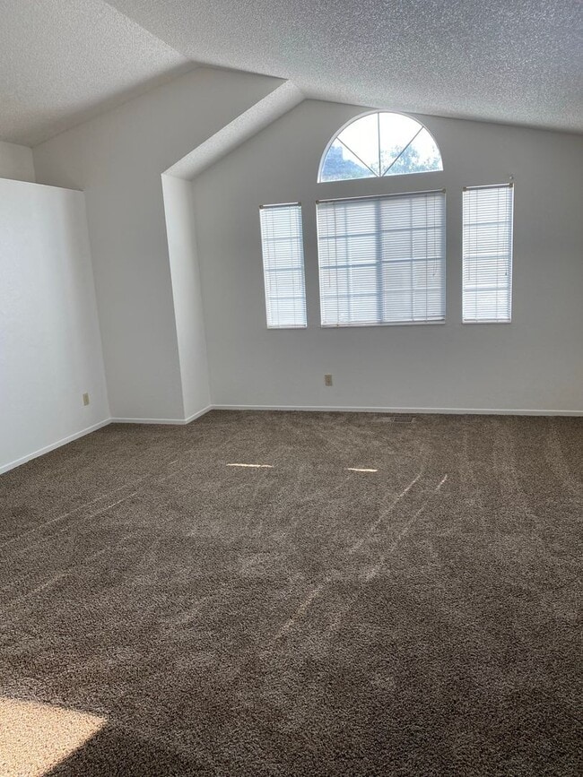 Building Photo - Spacious 4 Bed Home with 3 Car Garage off of Vista!!!!!