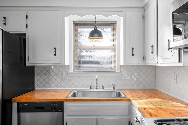 Building Photo - 233 Old Hopkinsville Hwy