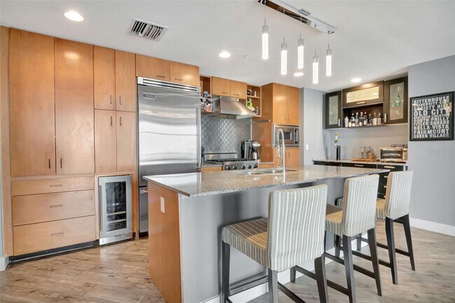 Building Photo - 1120 E Kennedy Blvd