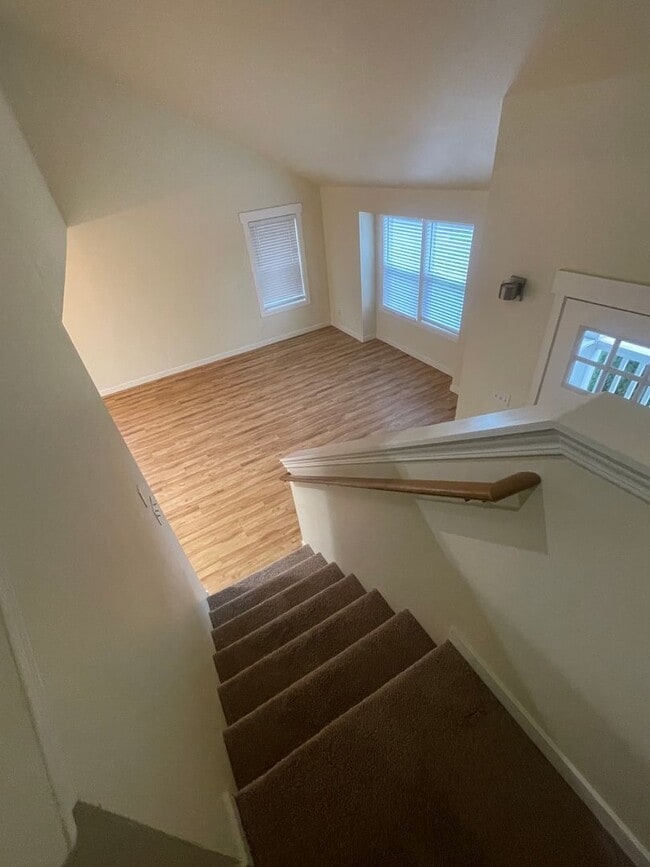 Building Photo - 2 story 3 bedrooms and  2 1/2 bath!