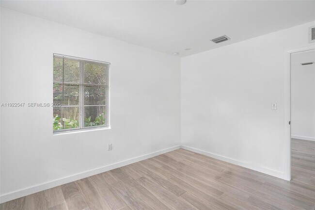 Building Photo - 515 NE 67th St