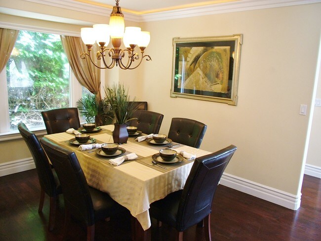 Building Photo - 700 N Irena Ave