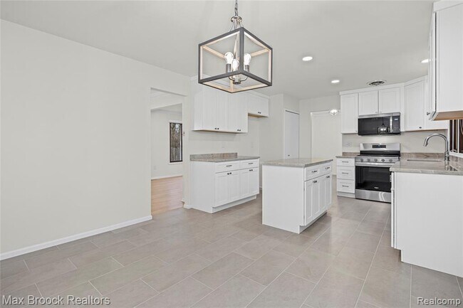 Building Photo - 28977 Lake Park Dr