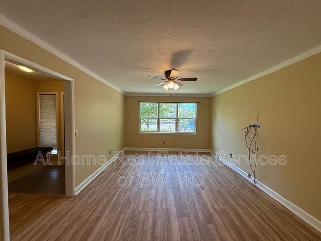 Building Photo - 516 E Stanford St