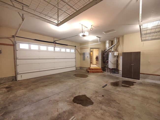 Building Photo - Single Level 4 Bedroom 3 Bath Beauty