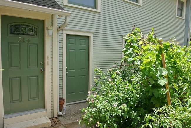 Building Photo - 514 E 15th St