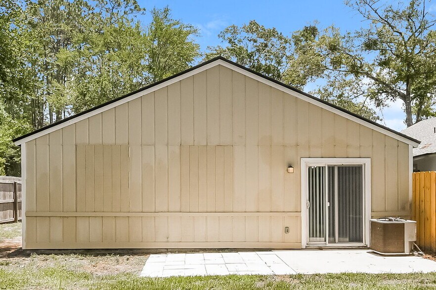 Building Photo - 1834 Manitoba Ct N