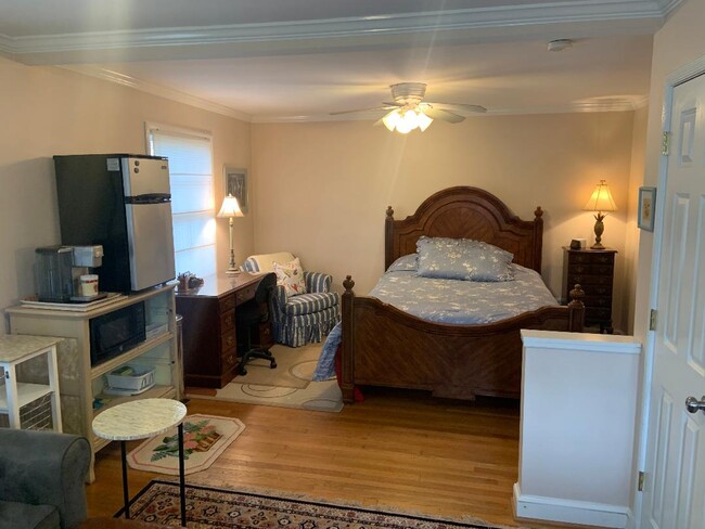 Queen size bed. - 5804 Searl Ter