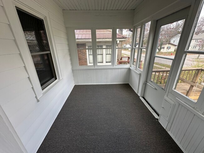 Building Photo - 2886 Norwood St