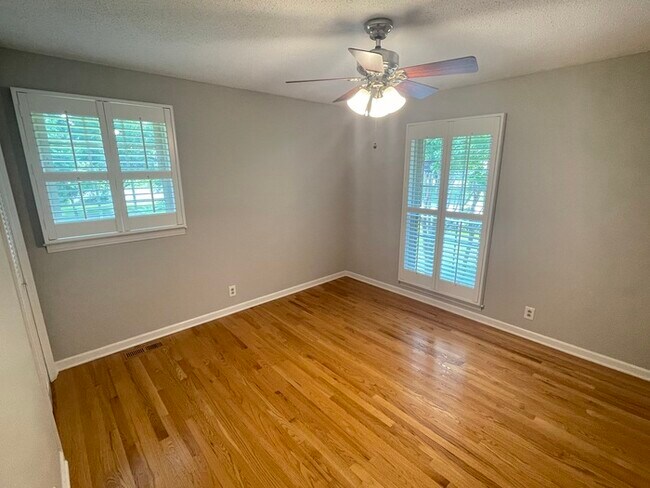 Building Photo - Hendersonville home off New Shackle!