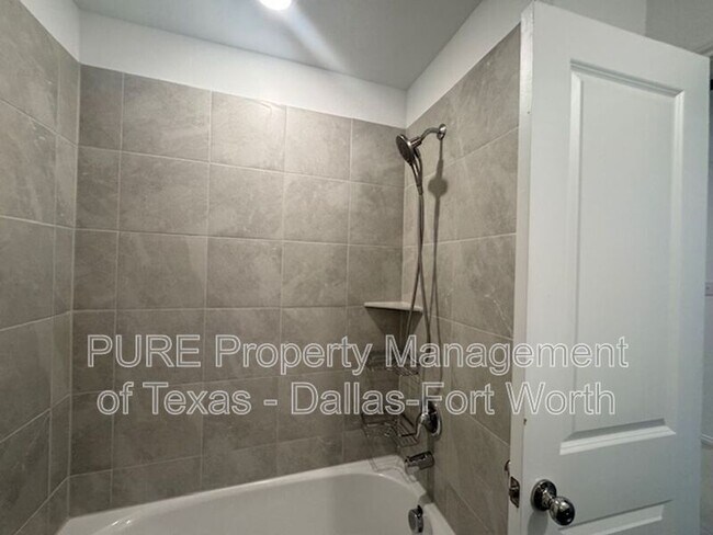 Building Photo - 2929 Dora Dr