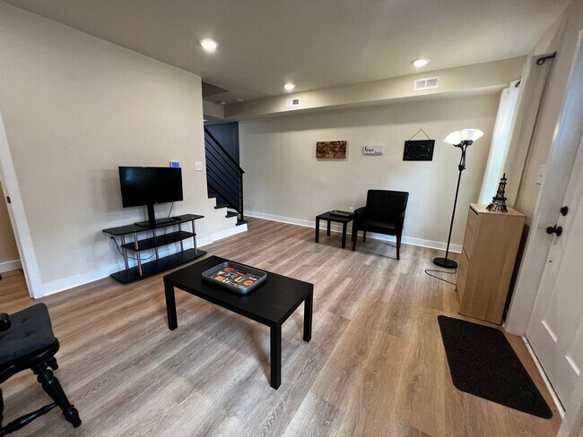 Building Photo - Lovely 2 BR/2 BA Townhome in Riggs Park!