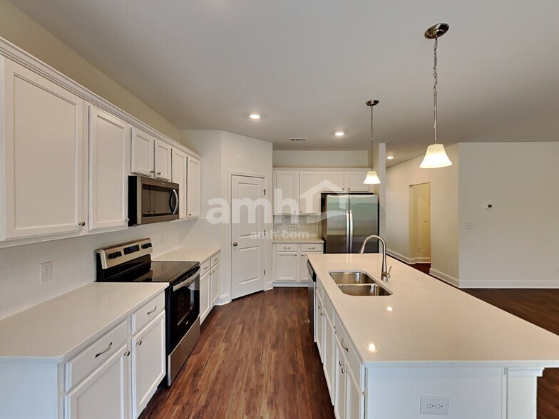 Building Photo - 209 Malayna Dr S