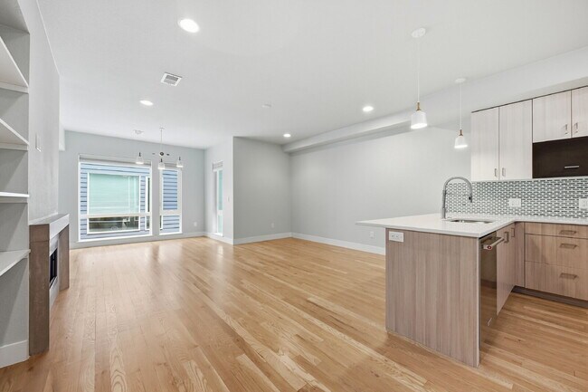 Building Photo - $3,540.95 with $300 off the first month's rent, 2 Beds - 4 Bath, Townhouse in Denver with Cozy Fi...