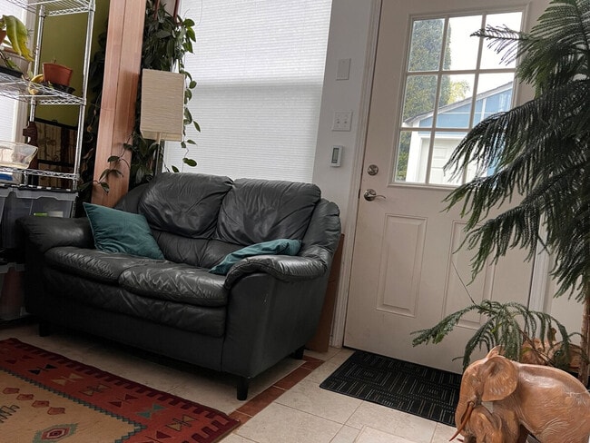 Building Photo - 938 21st Ave