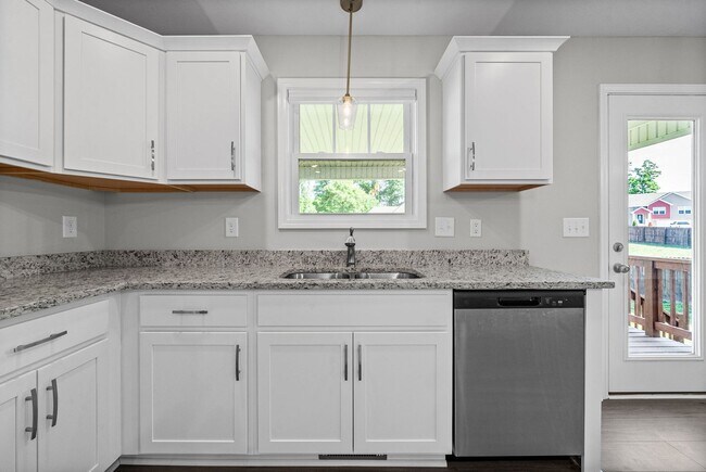 Building Photo - Pet Friendly Four Bedroom!