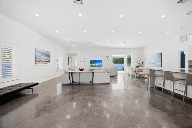 Building Photo - 930 NW 4th Ct