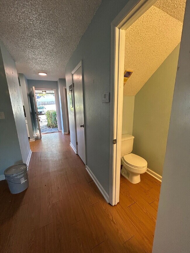 Building Photo - 2BR/1.5BA Townhouse Apartment Conveniently Located!