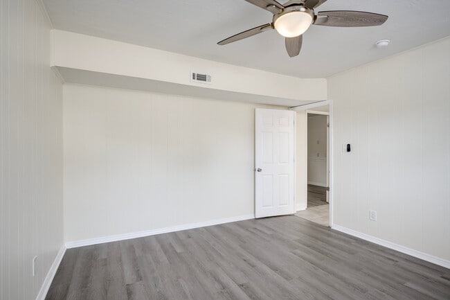 Building Photo - 115 Sunnywood Dr