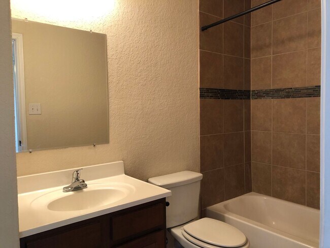 Building Photo - Town home for rent