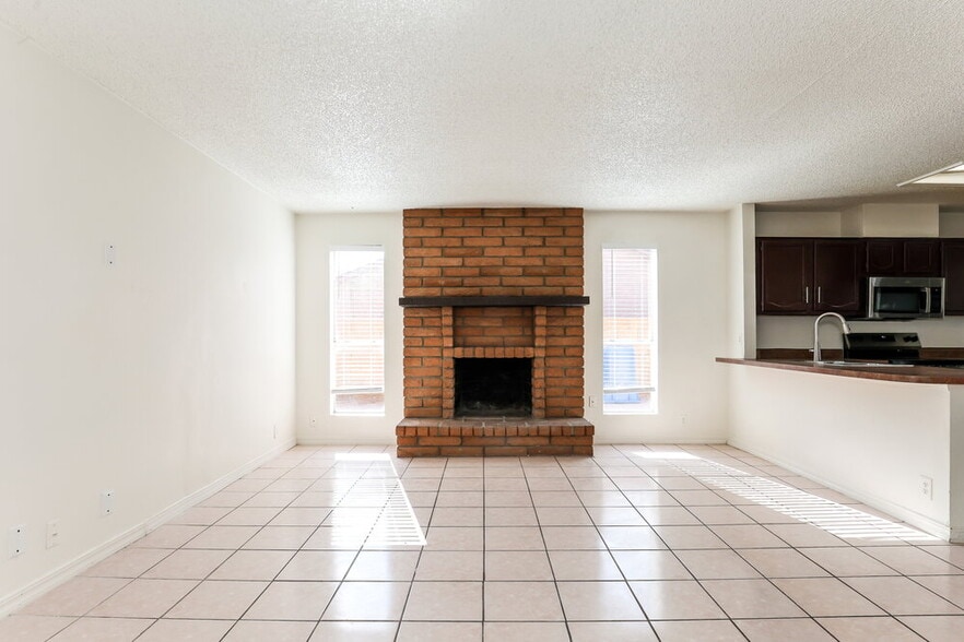 Building Photo - 8516 W Roma Ave