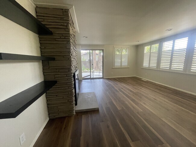 Building Photo - 1576 E Lakewood Dr