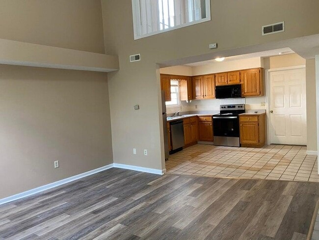 Building Photo - 28 N Cedar Lake Dr W