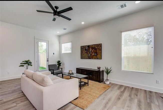 Building Photo - 778 W Tidwell Rd