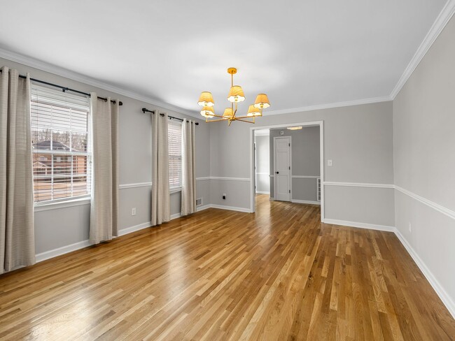 Building Photo - Luxury Living Awaits in this 6 Bedroom, 5 Bathroom Home – Elegant Comfort in a Prime Location