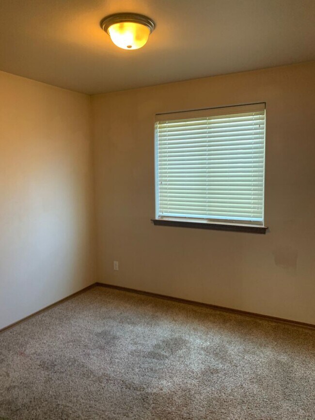 Building Photo - 4 Bedroom 2 Bathroom Rambler with Garage a...