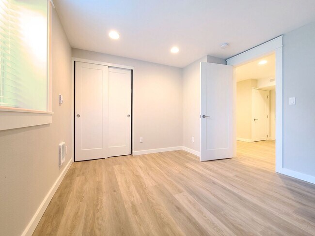 Building Photo - 2031 SE Ivon St