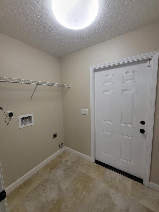 Building Photo - 712 Hazel Dr