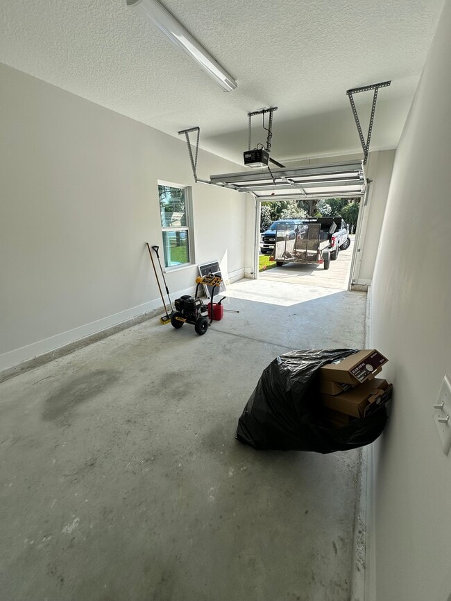 Building Photo - 1A A St