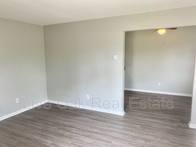 Building Photo - 314 Woodview Ave