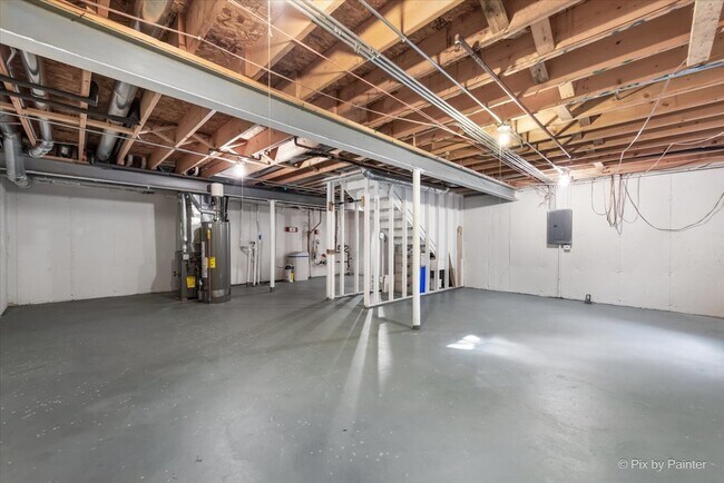 Building Photo - 827 Riding Ln