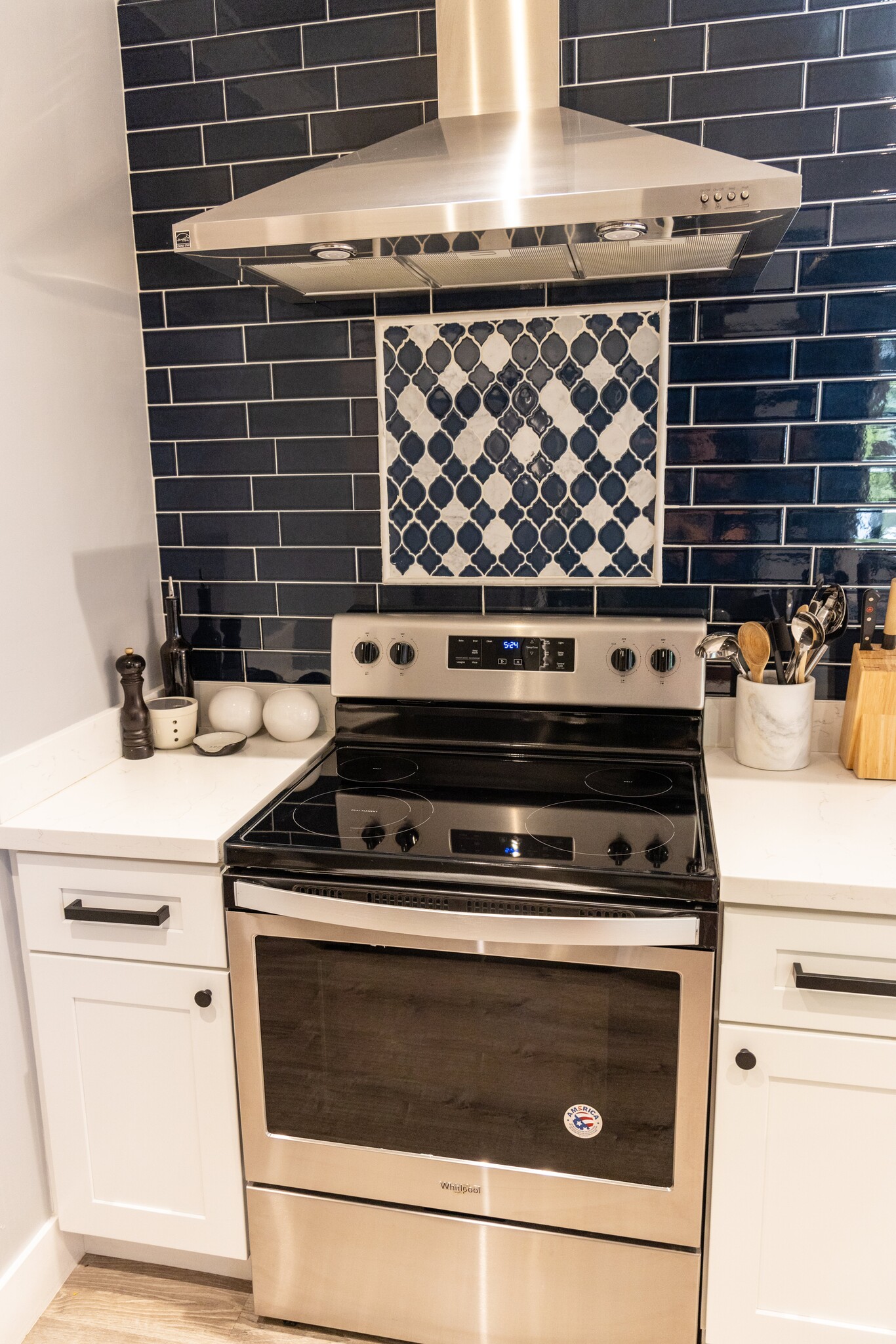 Stove/Oven Range - 1359 E Whitton Ave