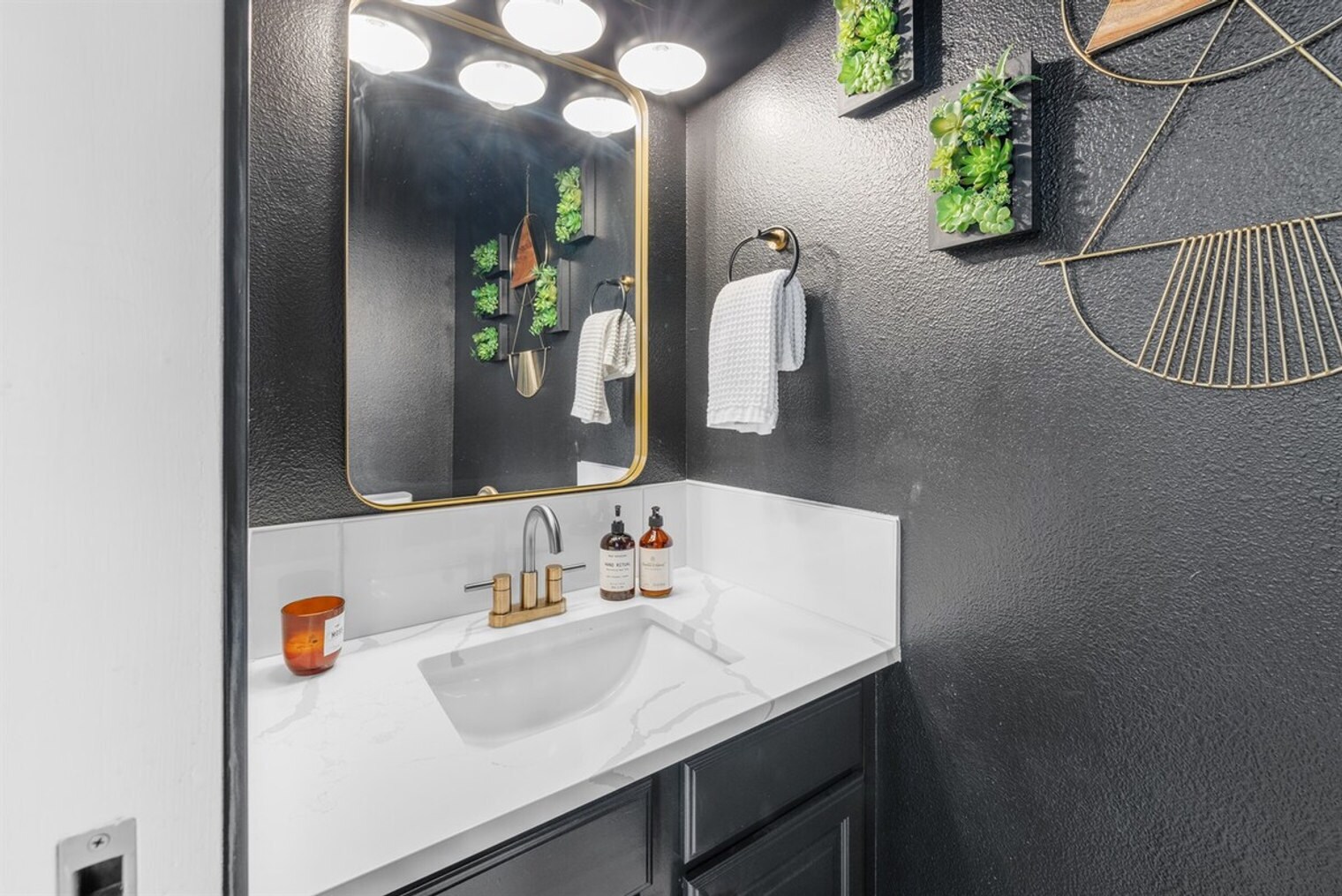 Building Photo - 2624 S Virginia Ave