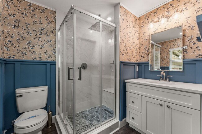 Building Photo - Charming 4-Bed with 2 Full Baths and Large...