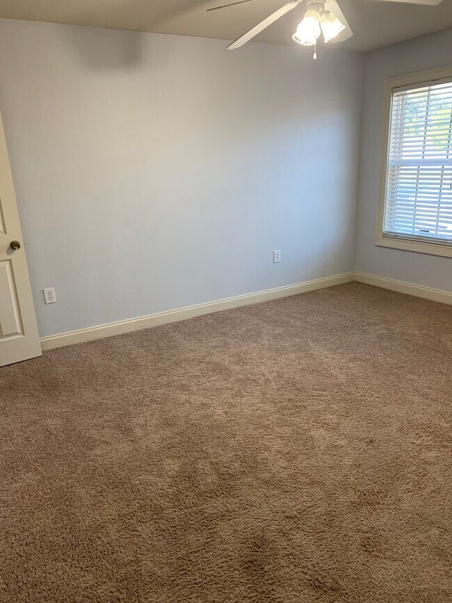 Building Photo - Eagles Landing 4 Bedroom Available for Fall 2026!!