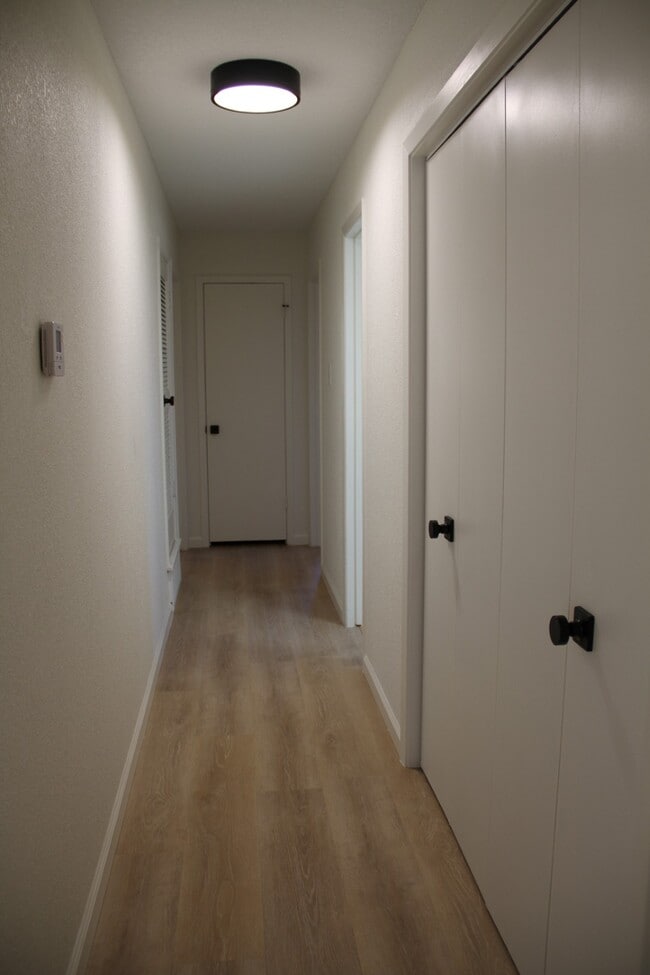 Building Photo - 608 Oak Dr