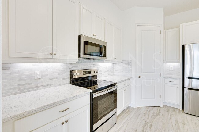 Building Photo - Luxurious 3-Bedroom Home Backing to a Natu...