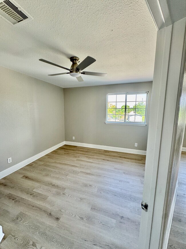 Building Photo - 4415 Tulip Ln