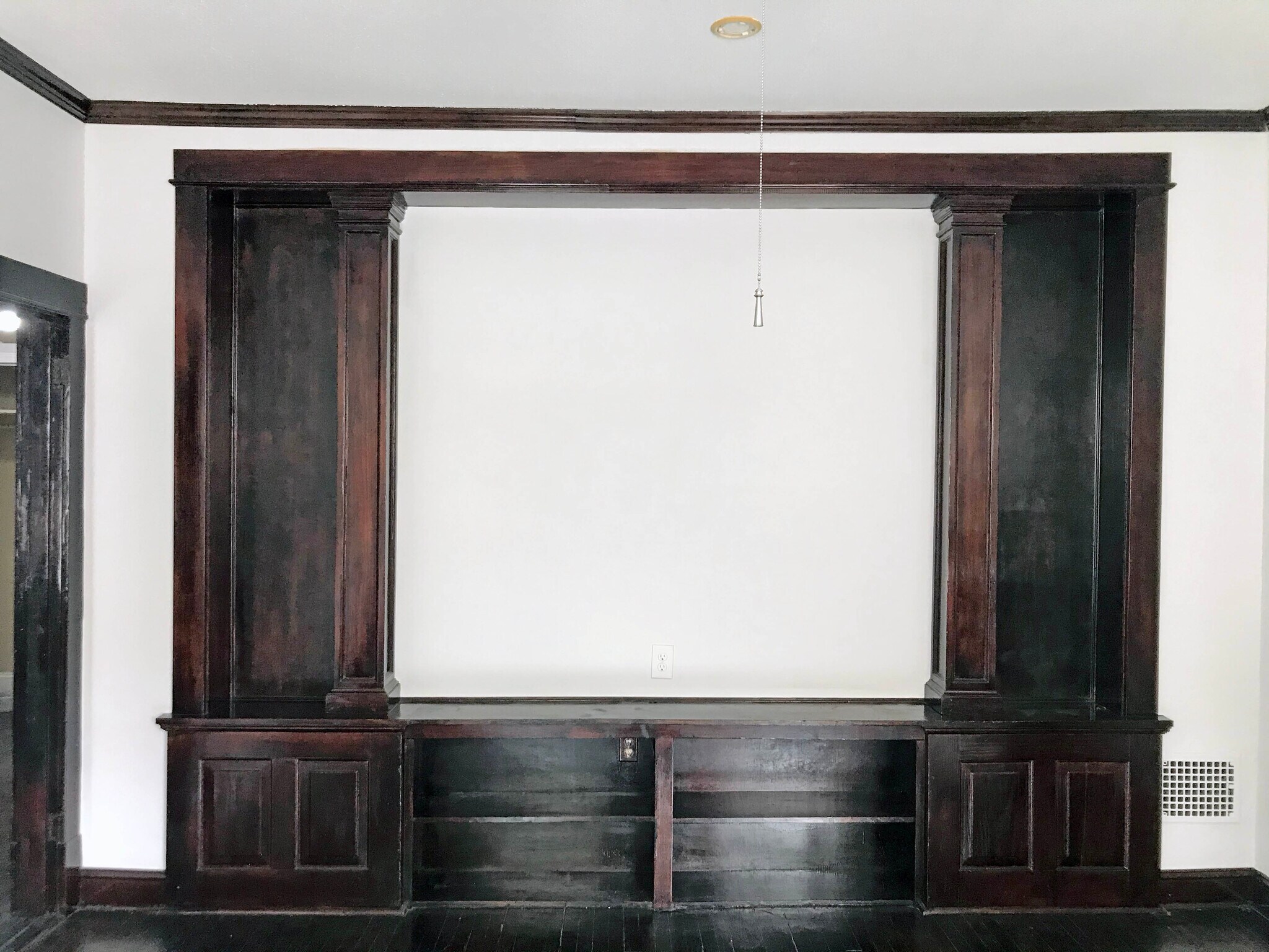 Interesting built-in media center - 4125 Juniata St