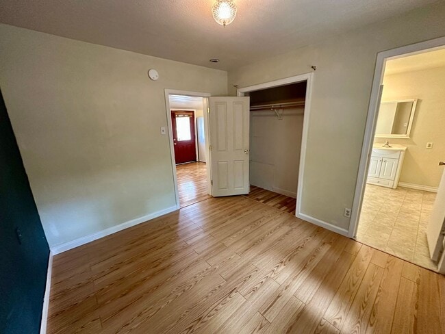 Building Photo - charming 1-bedroom, 1-bathroom home locate...