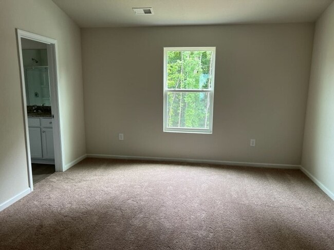 Building Photo - Spacious Home minutes from Uptown and the Charlotte Douglass Airport!